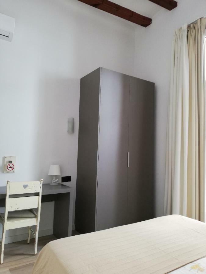 Hostal Parellades Sitges Exterior foto